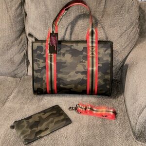 HAUTE SHORE Isla Tote in Camouflage